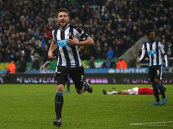 Kegemilangan Paul Dummet mengawal pertahanan Newcastle saat melawan Spurs juga pantas diapresasi. Dia pantas ada di salah satu pos lini belakang. (Foto: Ian MacNicol/Getty Images)