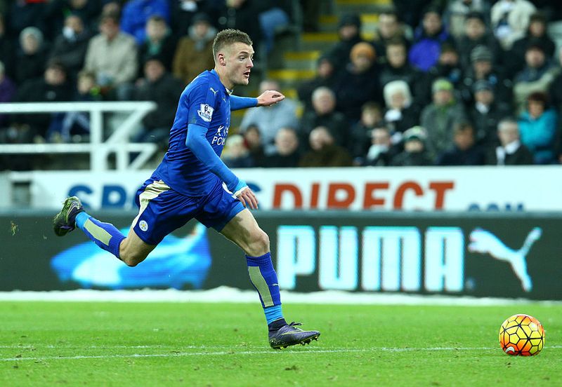 NEWCASTLE UPON TYNE, ENGLAND - NOVEMBER 21 : Jamie Vardy of Leicester breaks free from the Newcastle defence during the Barclays Premier League match between Newcastle United FC and Leicester City FC at St James' Park on November 21, 2015 in Newcastle Upon Tyne, England. (Photo by Mark Runnacles/Getty Images)