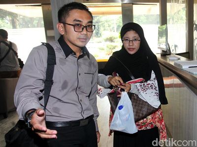 Foto: Istri Jonru Diperiksa Polisi
