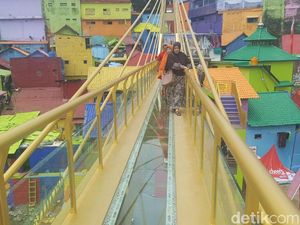Sensasi Berjalan di Jembatan Kaca Pertama di Indonesia