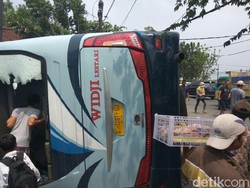 Bus Widji Terguling Tabrak Tiang Listrik, 10 Penumpang Luka
