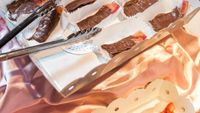 Gimana Ya Rasanya Jangkrik, Bacon hingga Cumi yang Dibalut Cokelat Ini?
