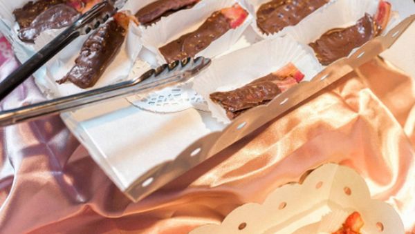 Gimana Ya Rasanya Jangkrik, Bacon hingga Cumi yang Dibalut Cokelat Ini?