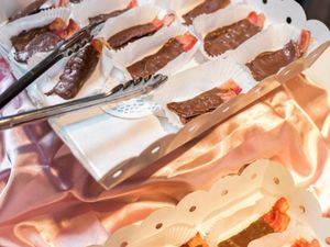 Gimana Ya Rasanya Jangkrik, Bacon hingga Cumi yang Dibalut Cokelat Ini?