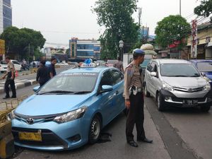 Taksi Tabrak Separator Busway di Mampang, Lalin Tersendat