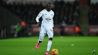 Modou Barrow mencatatkan laju 35,28 km per jam pada musim 2015/2016 untuk Swansea City. (Foto: Stu Forster/Getty Images)