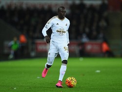 Modou Barrow mencatatkan laju 35,28 km per jam pada musim 2015/2016 untuk Swansea City. (Foto: Stu Forster/Getty Images)