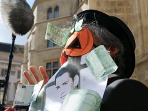 Tegakkan Larangan Niqab dan Burka, Polisi Austria Tindak Pemakai Topeng Tegakkan Larangan Niqab dan Burka, Polisi Austria Tindak Pemakai Topeng