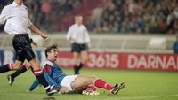 Eric Cantona gagal mengantarkan Prancis lolos Piala Dunia 1994. Kekalahan di pertandingan terakhir kualifikasi melawan Bulgaria menjadi penyebabnya. (Foto: Pascal Rondeau/Getty Images)