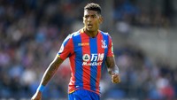 Patrick van Aanholt mencatatkan laju 35,42 km per jam pada musim 2017/2018 untuk Crystal Palace. (Foto: Foto: Mike Hewitt/Getty Images)