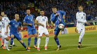Islandia memastikan lolos ke Piala Dunia 2018 di Rusia usai menang 2-0 di laga terakhir kualifikasi melawan Kosovo. Kemenangan itu mengantarkan mereka finis di puncak Grup I dengan 22 poin, unggul dua angka dari Kroasia. (Foto: Haraldur Gudjonsson / AFP)