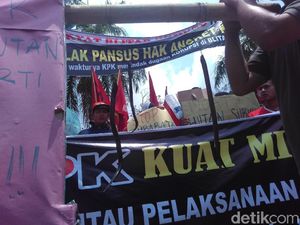 Tuntut Mafia Tanah Diadili, Puluhan Petani Demo Bawa Belut
