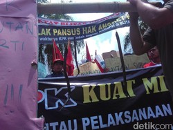 Tuntut Mafia Tanah Diadili, Puluhan Petani Demo Bawa Belut