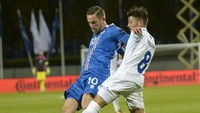 Kemenangan itu dibuka lewat gol dari kaki Gylfi Sigurdsson pada menit ke-40. Sigurdsson merupakan salah satu talenta terbaik Islandia yang saat ini merumput di klub Premier League, Everton. (Foto: Haraldur Gudjonsson / AFP)