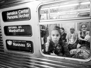 Keren! Fotografer Ini Potret Momen Perjalanan di Subway New York