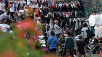 PKL Baju Bekas Rebut Hak Pejalan Kaki