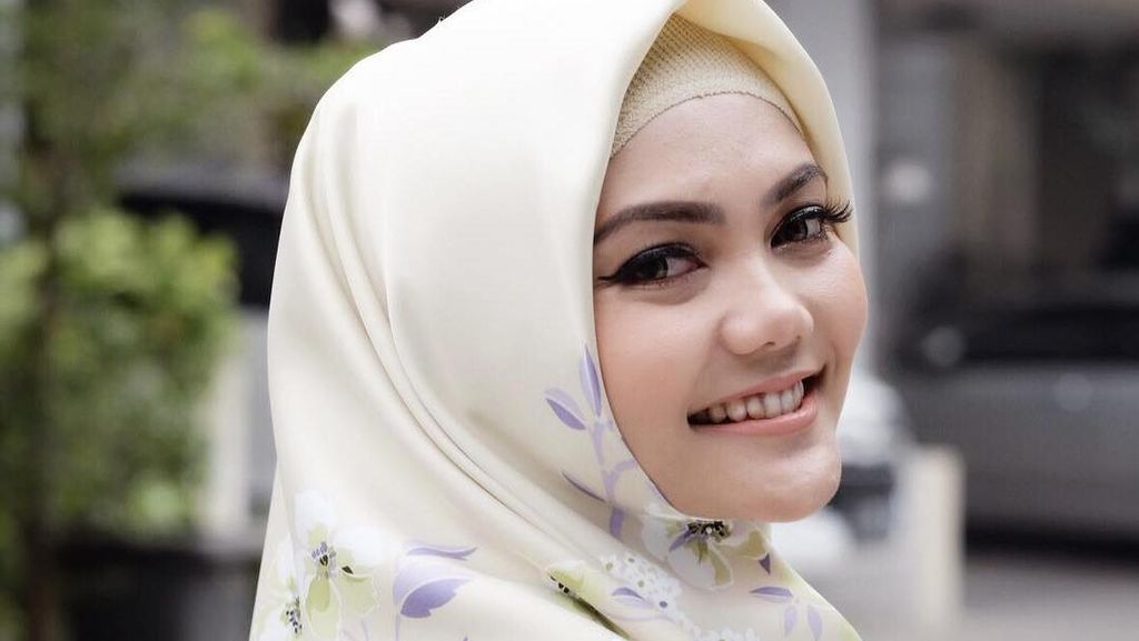 Melihat Penampilan Rina Nose: Tanpa, Pakai hingga Lepas Hijab