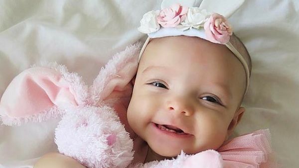 Aksi Menggemaskan si Kecil bersama Boneka Kesayangan