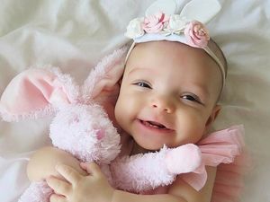 Aksi Menggemaskan si Kecil bersama Boneka Kesayangan