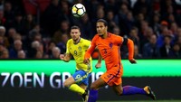 Virgil van Dijk (Belanda). Performa apik Van Dijk di Southampton sudah membuatnya dilirik Liverpool. Kegagalan Belanda menembus Piala Dunia 2018 membuat Van Dijk tak bisa pamer kehebatan di pentas dunia. (Foto: Dean Mouhtaropoulos/Getty Images)