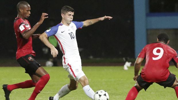 Penyerang timnas Amerika Serikat Christian Pulisic (tengah) resmi merapat ke Chelsea. (