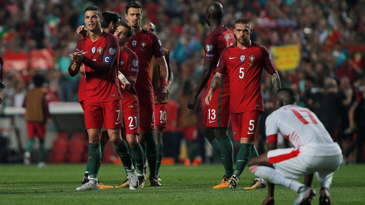 Para pemain Portugal merayakan kelolosan ke Piala Dunia 2018 (Jon Nazca/Reuters)