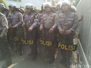 Brimob Kawal Ketat Rapat Pleno Golkar yang Dipimpin Novanto Brimob Kawal Ketat Rapat Pleno Golkar yang Dipimpin Novanto