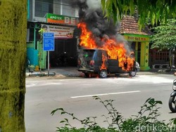 Parkir di Depan Apotik, Mobil Isuzu Panther Hangus Terbakar