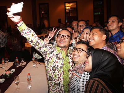 Ketika Menteri Hanif Selfie dengan Serikat Pekerja BNI