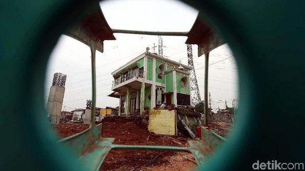 Masjid Ini Masih Berdiri di Tengah Proyek Tol Becakayu