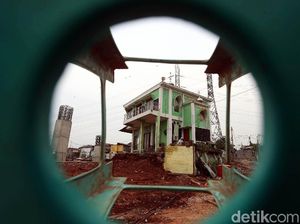 Masjid Ini Masih Berdiri di Tengah Proyek Tol Becakayu