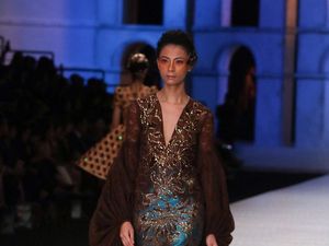 25 Tahun Berkaya, Sebastian Gunawan Kembalikan Lagi Tren Lengan Bervolume