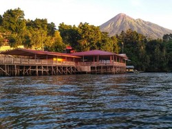 Pantai di Ternate Ini Cocok Banget Buat Bersantai
