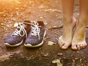 Pakai Sepatu Tanpa Kaus Kaki? Ngetren Sih, Tapi Ada Risikonya