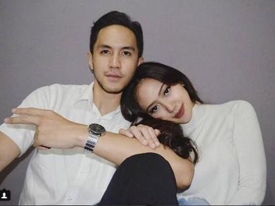 Kemesraan Putri Aa Gatot yang Cantik Jelita dengan Sang Pacar