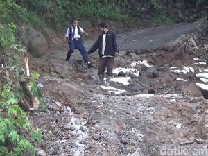 Jalan Putus, Siswa di Banjarnegara Terpaksa Jalan Kaki