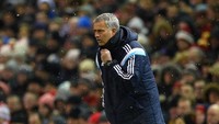 Kemudian Mourinho datang lagi pada 2013, dan bisa mempersembahkan trofi Liga Inggris kedua bagi The Blues. Namun pada 2015, ia merasakan pemecatan keduanya. (Foto: Michael Regan/Getty Images)