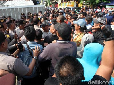 Massa Geruduk DPP Partai Golkar