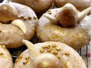 Pencinta Harry Potter Wajib Coba Donat Butterbeer dengan Golden Snitch Ini!