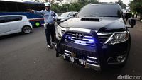 Mobil Pemakai Rotator Terjaring Razia