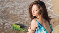 Nikita Willy Pamer Punggung saat Berjemur di Pinggir Pantai