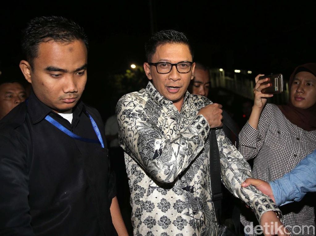 Iwan Bule Bagi-Bagi Tugas untuk IB dan Cucu Sumantri Iwan Bule Bagi-Bagi Tugas untuk IB dan Cucu Sumantri