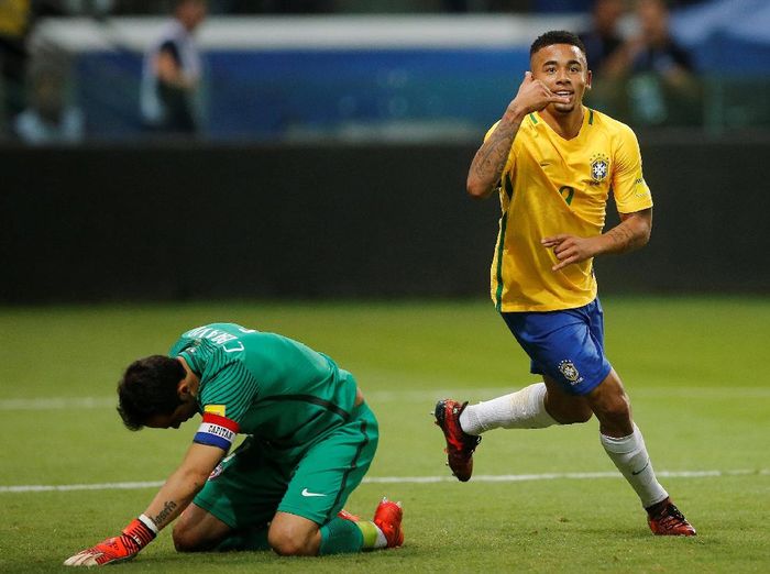 Gabriel Jesus merayakan golnya ke gawang Chile, sementara Claudio Bravo tertunduk lesu (Leonardo Benassatto/Reuters) Gabriel Jesus merayakan golnya ke gawang Chile, sementara Claudio Bravo tertunduk lesu (Leonardo Benassatto/Reuters)
