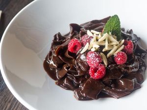 Legit Manis Pasta Berbalut Nutella dengan Topping Raspberry