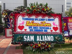 Selain Jokowi dan Badja, Anies-Sandi Juga Dapat Karangan Bunga