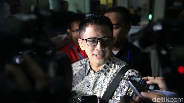 KPK memeriksa Kepala Staf Ketua Umum PSSI Iwan Budianto. Iwan diperiksa dalam kasus suap pengadaan barang dan jasa di lingkungan Pemerintah Kota Batu.