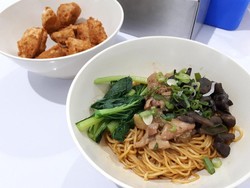 Bakmi Wong: Sedapnya Bakmi Yamin Bertopping Komplet Buatan Sang Artis