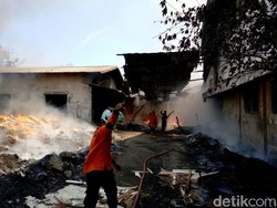 Gudang Afalan Pabrik Sandal di Mojokerto Ludes Terbakar