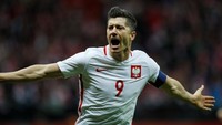 Lalu ada Robert Lewandowski yang yang juga punya koleksi 51 gol. Bersama Bayern Munich dia melesakkan 42 gol, sementara sembilan lainnya ketika bersama Timnas Polandia. (Kacper Pempel/Reuters)