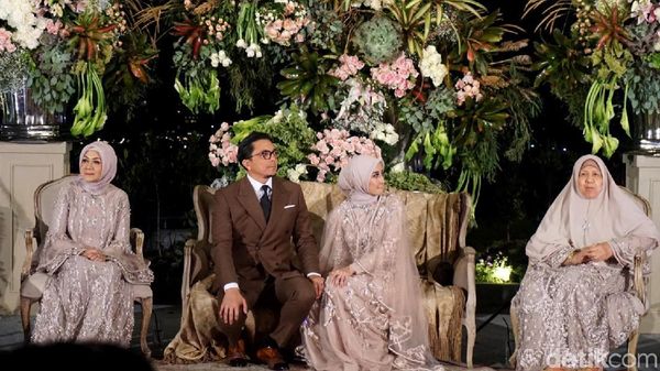 Throwback Moment! Foto Eksklusif Resepsi Laudya Chyntia Bella dan Engku Emran